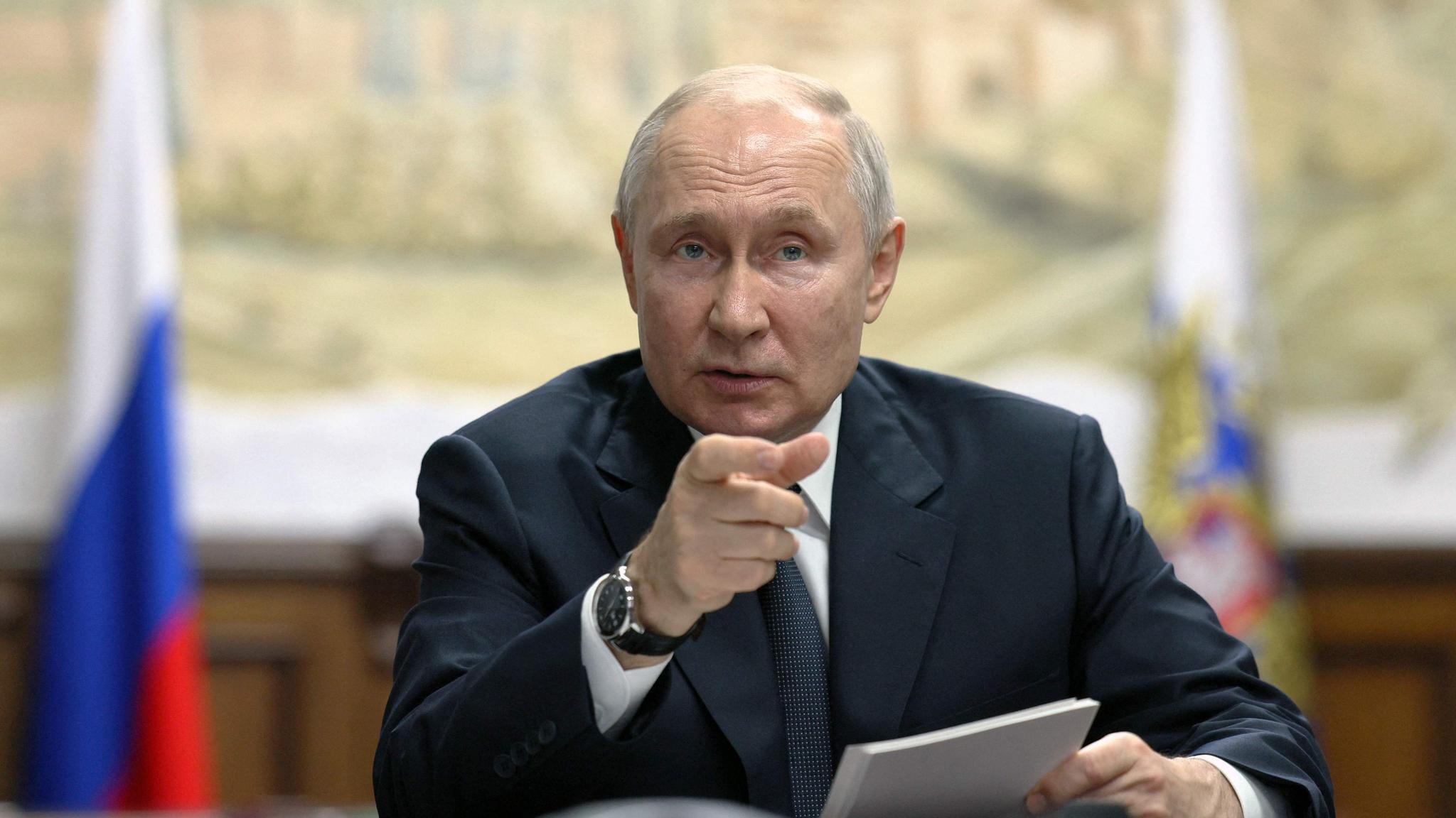 Putin says he does not plan to 'restore empire