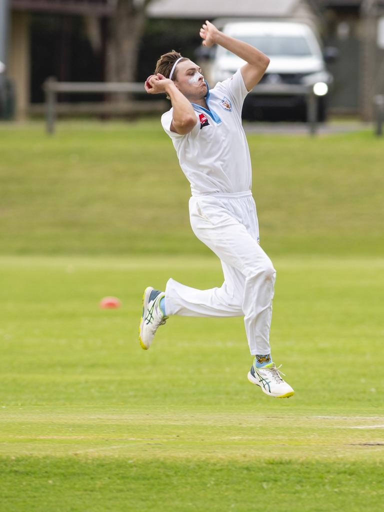 Sam Titterton bowls for Western Districts. Picture: Kevin Farmer