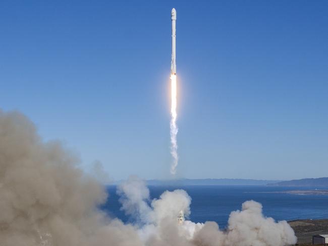 This image obtained from SpaceX shows a Falcon 9 rocket lifting off from Vandenberg Air Force Base, California, on January 14, 2017. SpaceX launched 10 satellites for Iridium, a mobile and data communications company. / AFP PHOTO / SPACEX / HO / RESTRICTED TO EDITORIAL USE - MANDATORY CREDIT 
