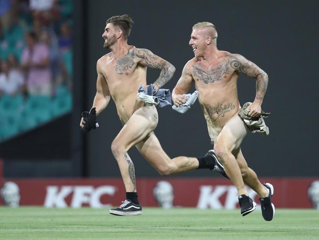 Two streakers run on the field as they invade the pitch during the Big Bash League match between the Sydney Sixers and the Sydney Thunder at Sydney Cricket Ground on January 14, 2017 in Sydney, Australia. (Photo by Mark Kolbe/Getty Images)