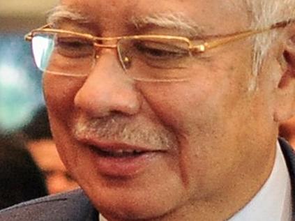 Malaysia's Prime Minister Najib Razak (C) shakes hands with supporters as he arrives at an event in Kuala Lumpur on March 14, 2016. Australia's foreign minister on March 14 expressed concern at Malaysia's detention of two visiting Australian journalists who had tried to question Prime Minister Najib Razak about corruption allegations. / AFP PHOTO / MOHD RASFAN