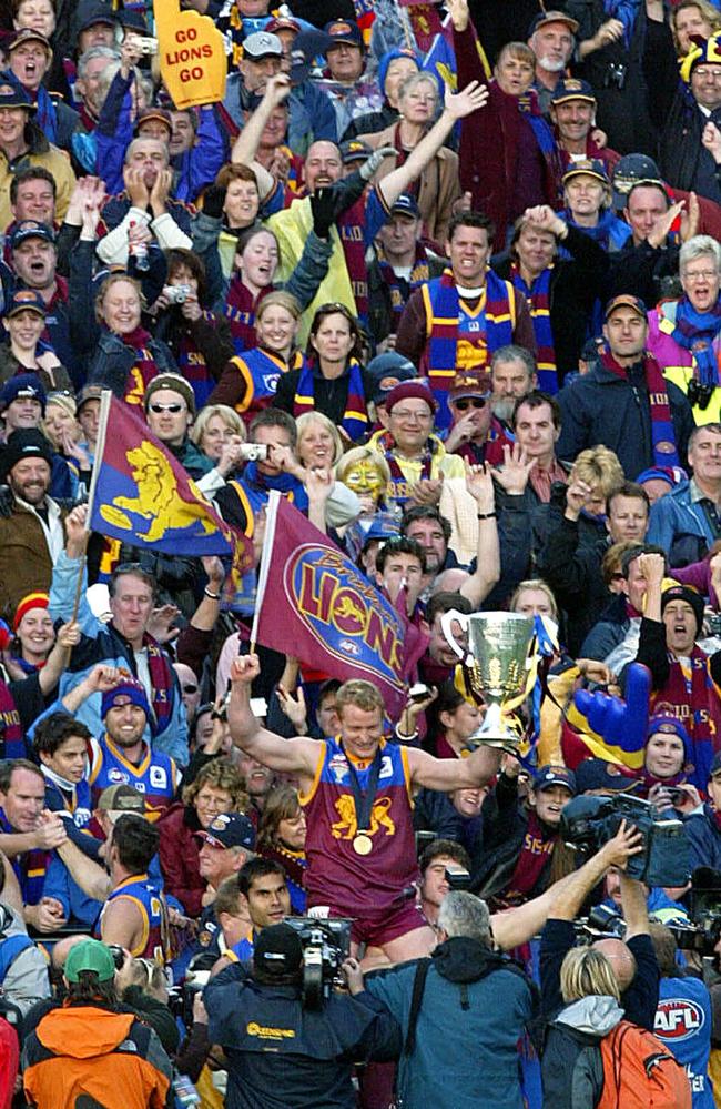 Voss holds the premiership cup aloft after the 2003 Grand Final.