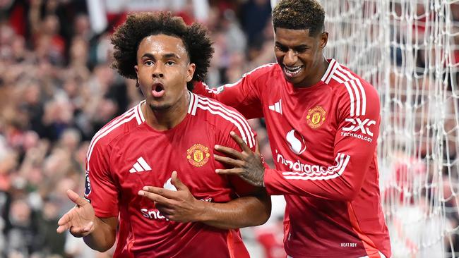 MANCHESTER, ENGLAND - AUGUST 16: Joshua Zirkzee of Manchester United celebrates scoring his team's first goal with team mate Marcus Rashford of Fulham during the Premier League match between Manchester United FC and Fulham FC at Old Trafford on August 16, 2024 in Manchester, England. (Photo by Michael Regan/Getty Images)