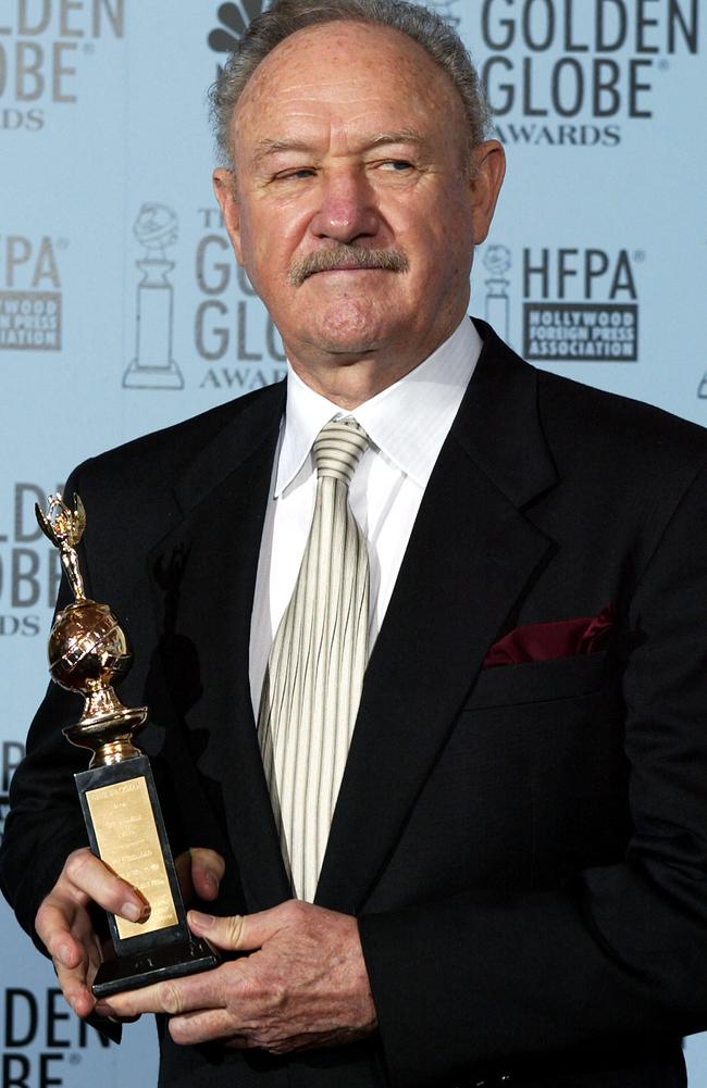 Actor Gene Hackman holds the Cecile B. DeMille Award at the 60th Annual Golden Globe Awards 19 January 2003 in Beverly Hills, California. (Photo by HECTOR MATA / AFP)