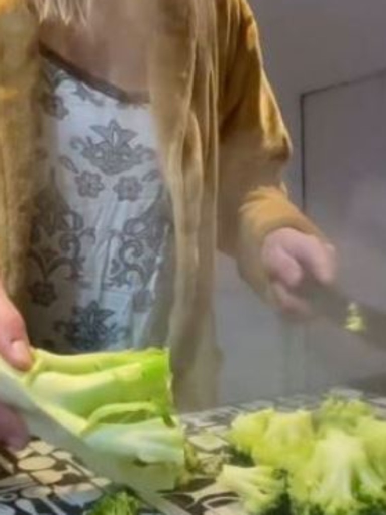 She showed how easily the broccoli florets cut off. Picture: TikTok/steph2302