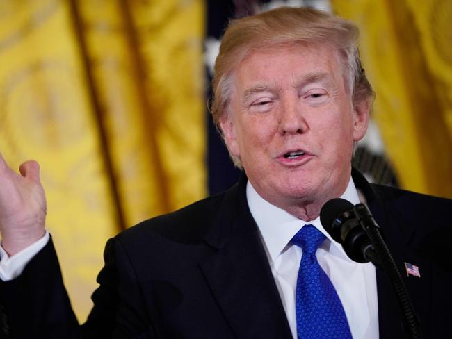 US President Donald Trump speaks during a working session with mayors in the East Room of the White House on January 24, 2018 in Washington, DC.  Trump said Wednesday he is willing to be questioned under oath by special prosecutor Robert Mueller, who is leading the investigation into collusion between the US president's election campaign and Russia. / AFP PHOTO / MANDEL NGAN