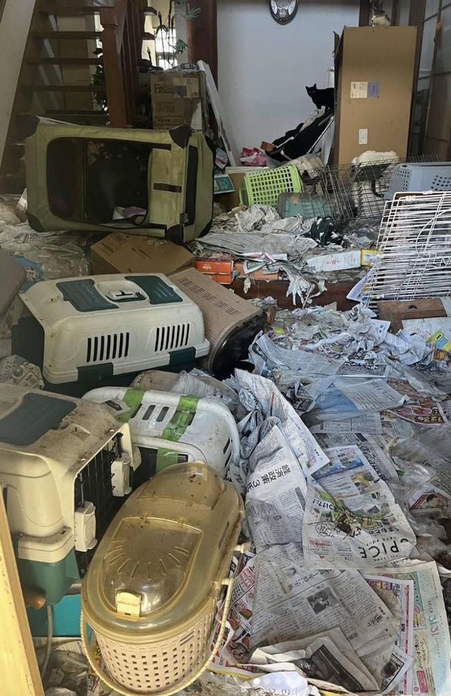 A sad discovery has rocked a neighbourhood in Japan after a woman’s unbelievably filthy home was investigated by authorities. @animal_assist_senju