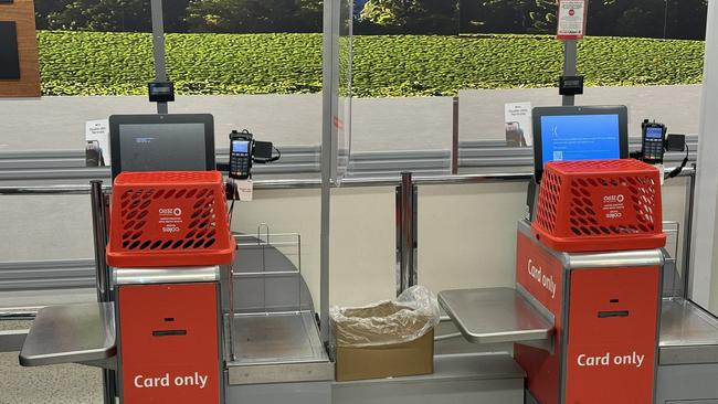 Coles supermarket service machines also not operating due to global outage. Staff telling customers they are only accepting cash. Picture: X