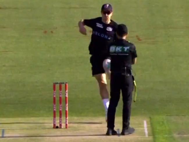 Sydney Sixers star Tom Curran and the umpire. Picture: Channel 7