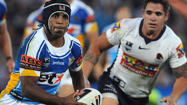 September 12, 2009. Titans star Preston Campbell with the Broncos Corey Parker in pursuit at the second NRL qualifying final match at then Skilled Stadium. (Photo by David Hardenberg/Getty Images)