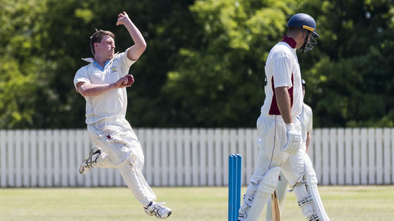 Matthew Hallas bowls for Western Districts. Picture: Kevin Farmer