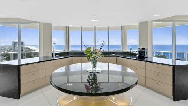 150/59 Pacific Street, Main Beach, enjoys uninterrupted 360 degree panoramic views.