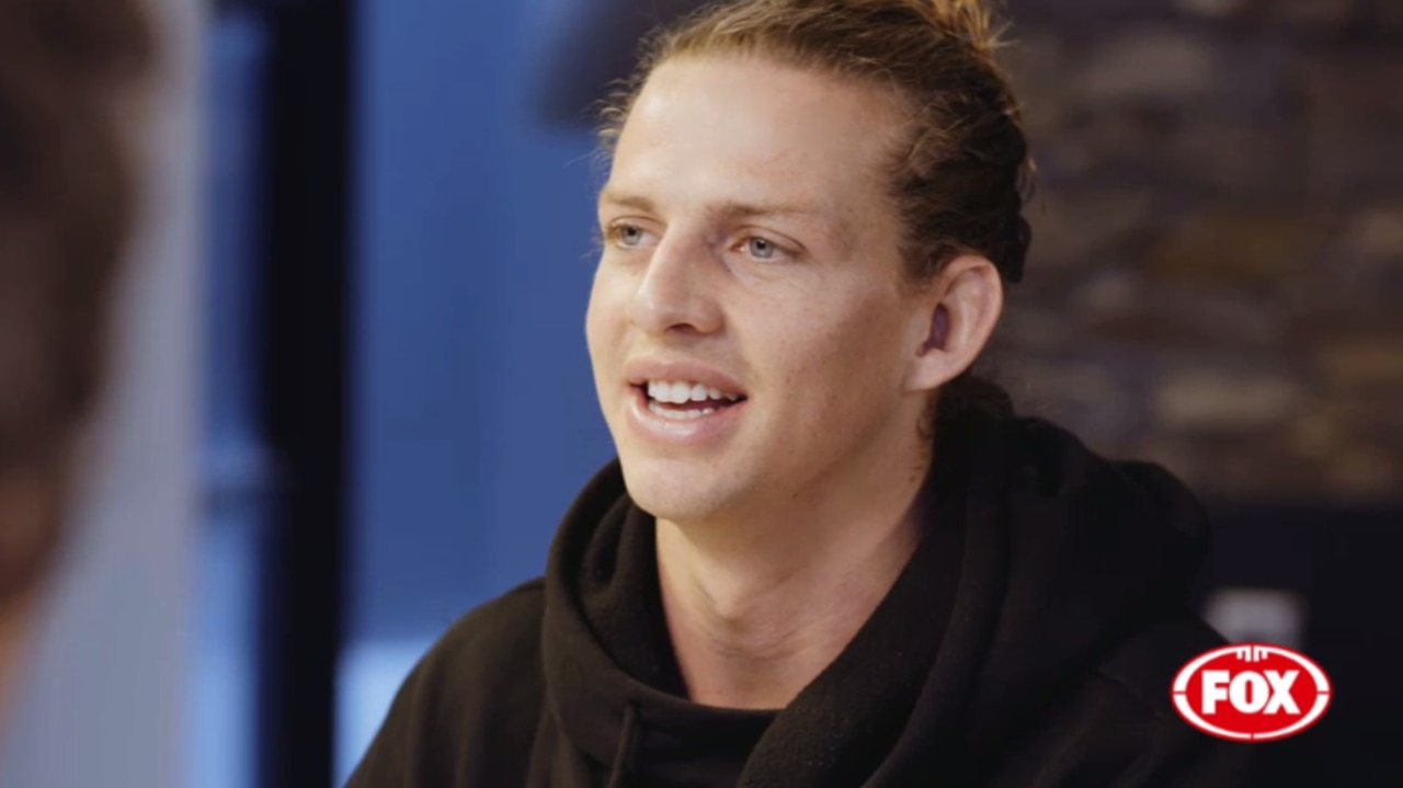 Nat Fyfe speaks to Bulldogs great Bob Murphy