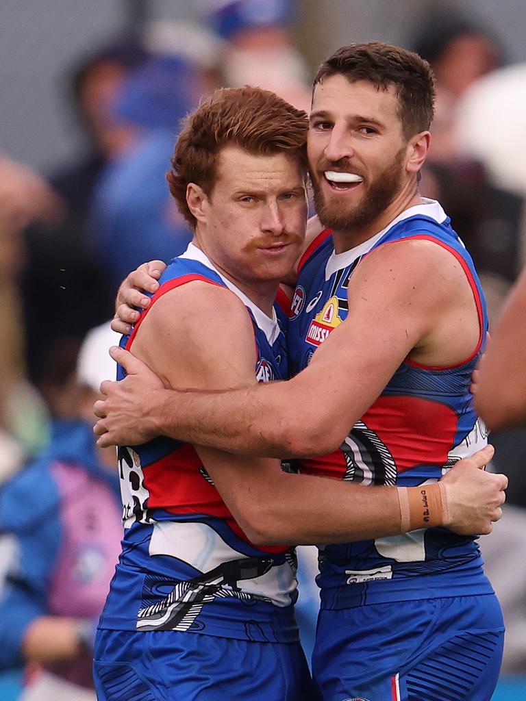 Marcus Bontempelli and Oskar Baker celebrate a goal.