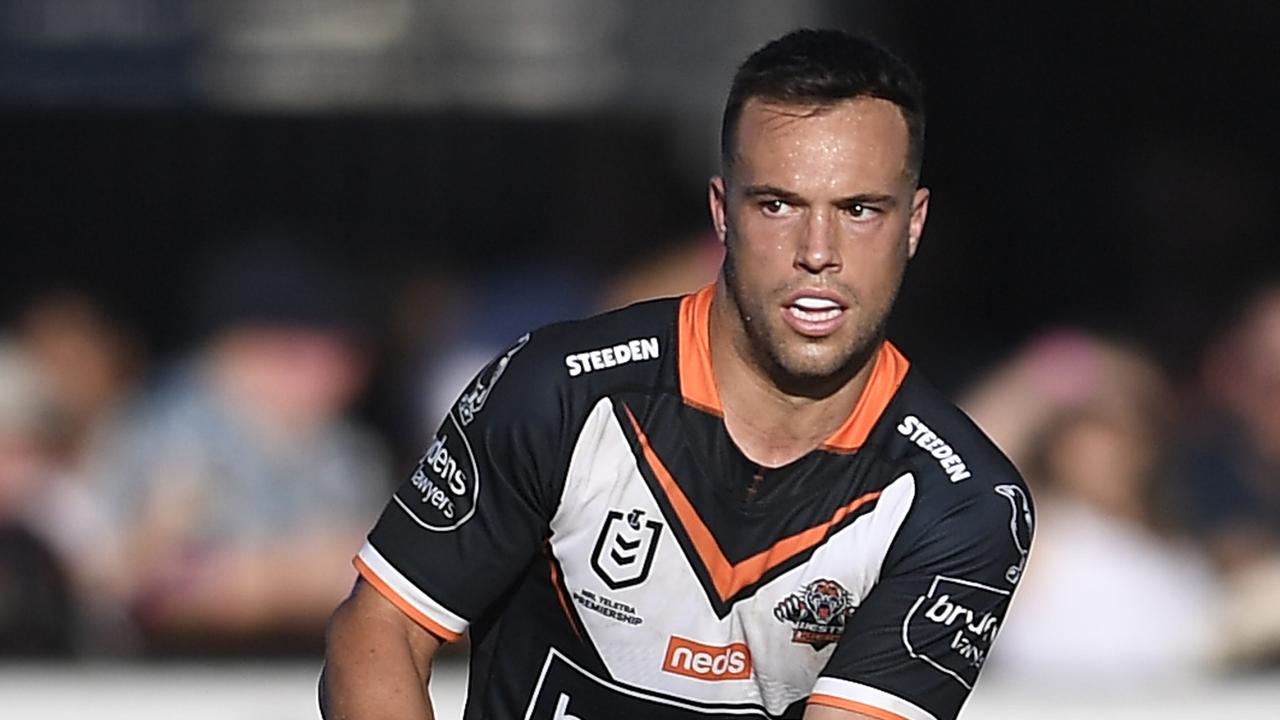 ROCKHAMPTON, AUSTRALIA - AUGUST 21: Luke Brooks of the Tigers runs the ball during the round 23 NRL match between the Wests Tigers and the Cronulla Sharks at Browne Park, on August 21, 2021, in Rockhampton, Australia. (Photo by Ian Hitchcock/Getty Images)