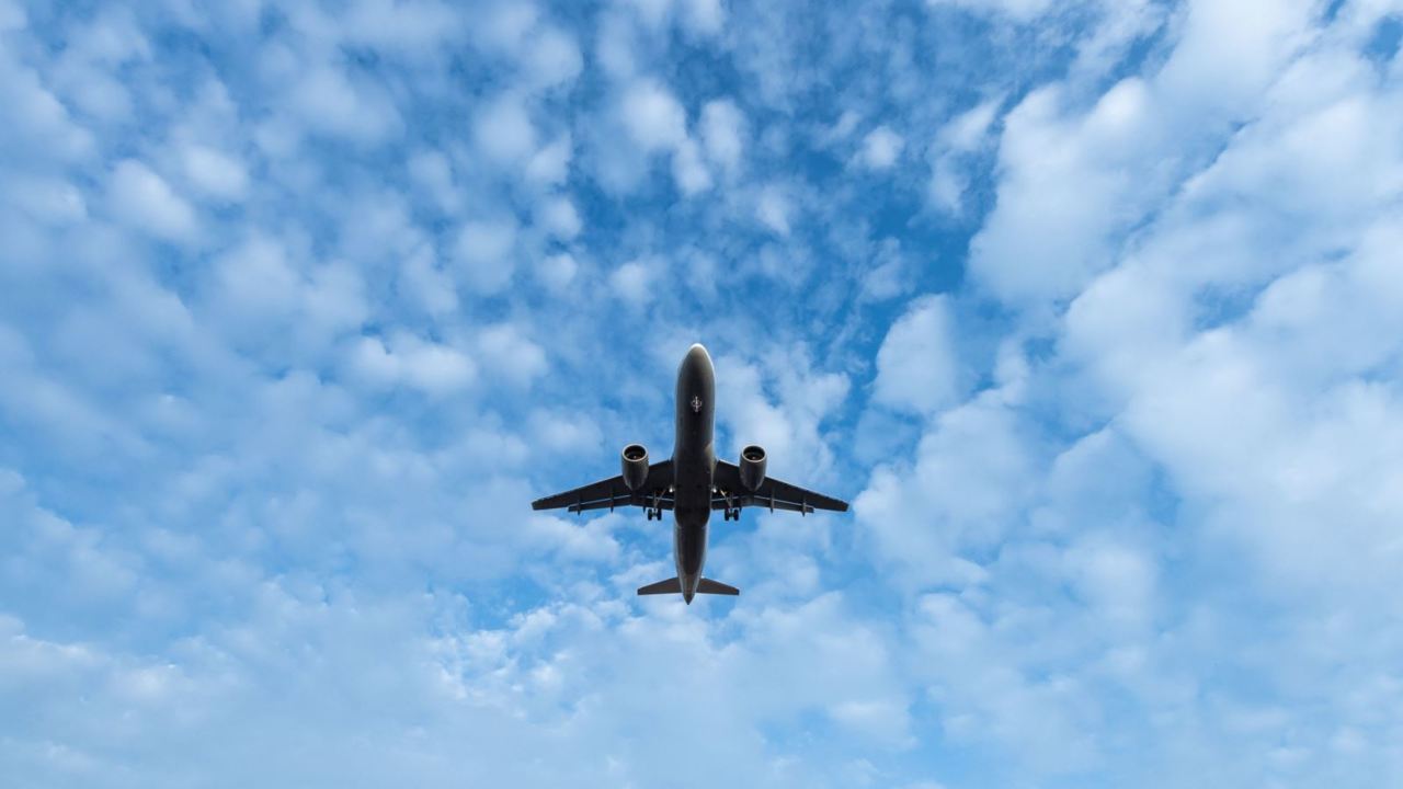 Omicron cancels thousands of flights globally