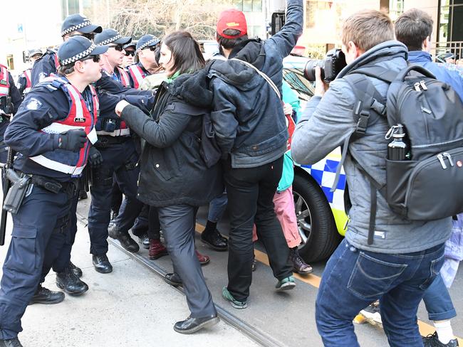 Victorian Police officers push back protestors outside the Magistrates court in Melbourne on Monday, September 4, 2017. Protesters have faced a wall of police in front of a Melbourne court ahead of the appearance of the leader of a far-right group accused of offending Muslims during a rally against a mosque. (AAP Image/James Ross) NO ARCHIVING