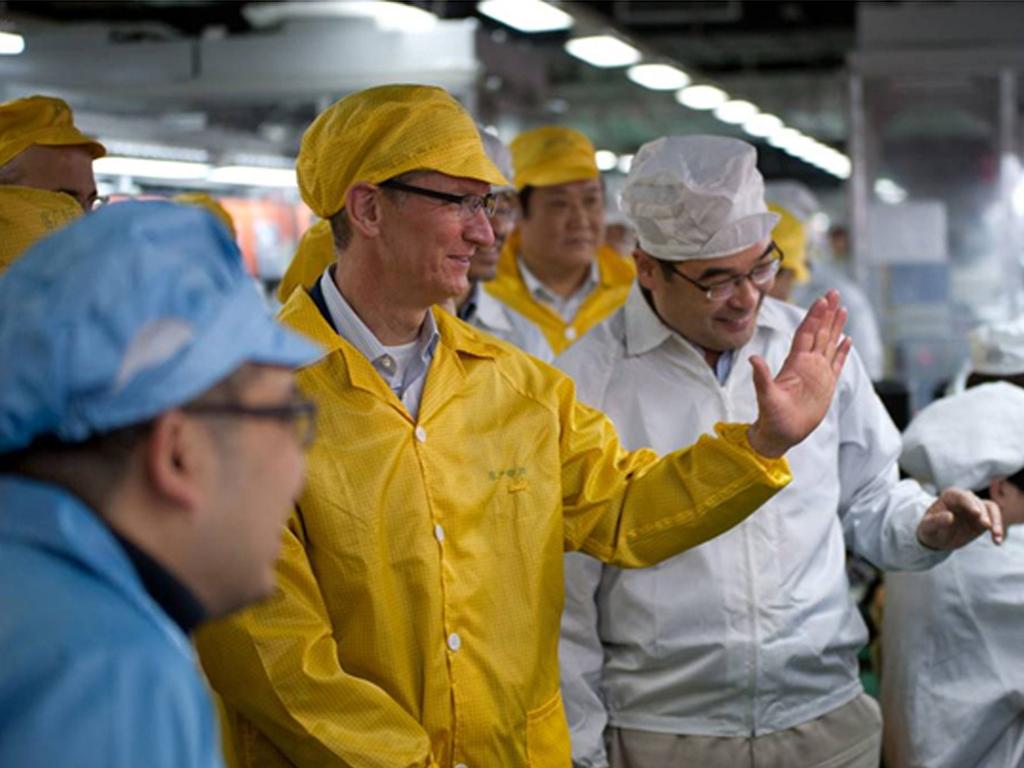 Apple chief executive Tim Cook visiting the iPhone production line at Zhengzhou Technology Park before the pandemic.