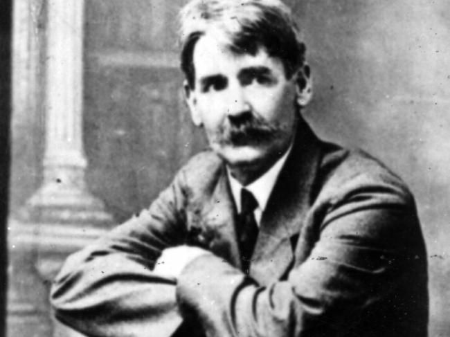 CIRCA 1905 : Bush poet Henry Lawson sits on chair backwards circa 1905.Australia's First Century P/Historical