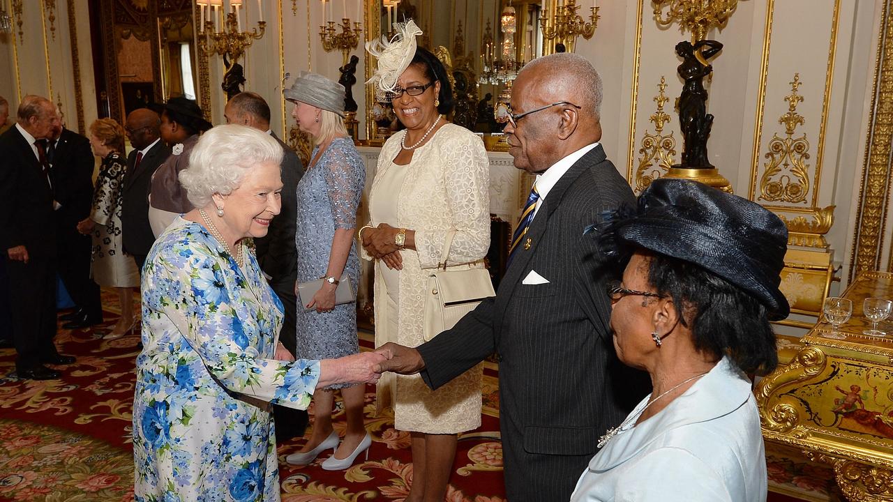 Königin Elizabeth II. schüttelt dem Generalgouverneur von Barbados Elliott Belgrave während eines Empfangs vor dem Mittagessen des Generalgouverneurs zu Ehren des 90. Geburtstags der Königin im Buckingham Palace in London im Jahr 2016 die Hand. Bild: John Stillwell/Pool/AFP.