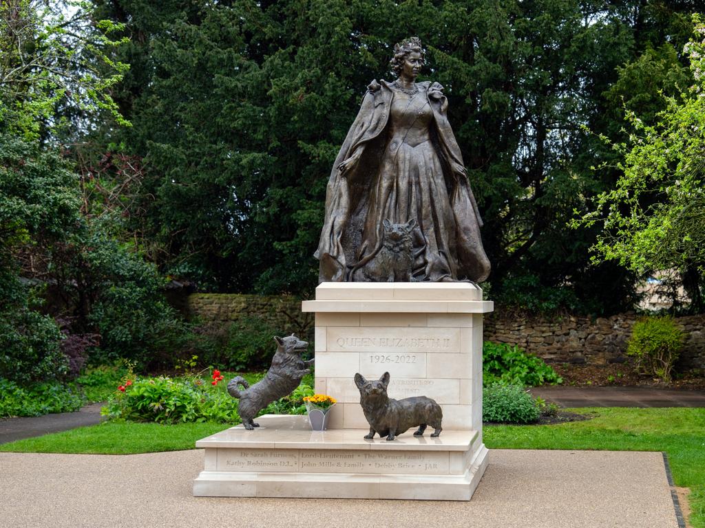 First Memorial Statue To The Late Queen Is Unveiled Nt News