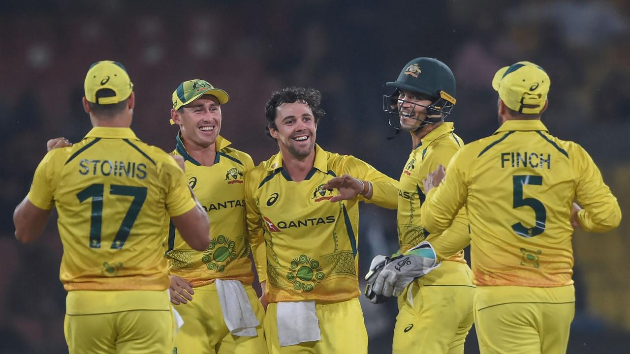 Para pemain Australia merayakan kemenangan besar mereka di ODI pertama di Lahore.  foto: AFP