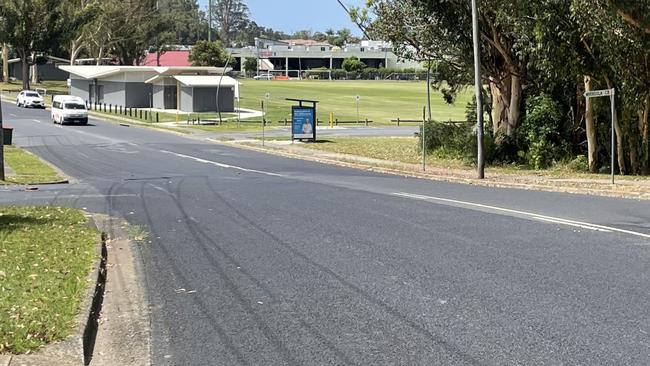 Near the intersection of Mirroola Cres, the 4WD was on the wrong side of Toormina Rd, forcing oncoming traffic to take evasive action.