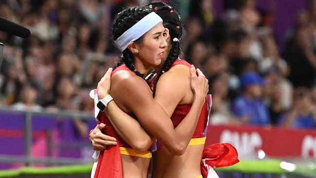 (231001) -- HANGZHOU, Oct. 1, 2023 (Xinhua) -- Lin Yuwei (L) of China hugs Wu Yanni of China after the Women's 100m Hurdles Final of Athletics at the 19th Asian Games in Hangzhou, east China's Zhejiang Province, Oct. 1, 2023. (Xinhua/Jiang Han) (Photo by Jiang Han / XINHUA / Xinhua via AFP)