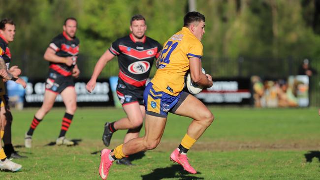 Tyrone Dodd Edwards takes a run for Dapto. Picture: Steve Montgomery