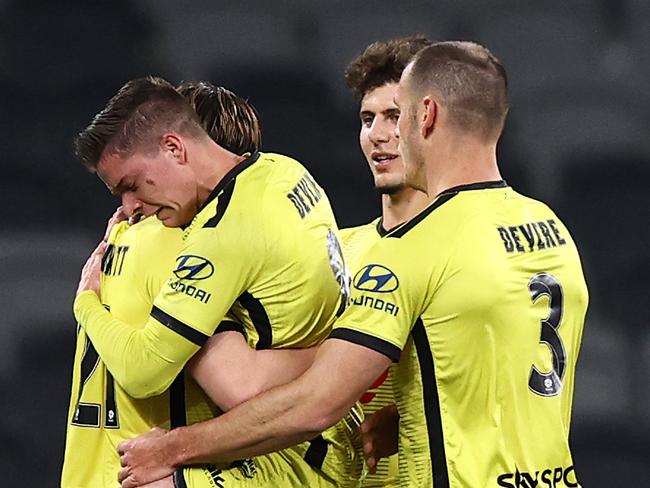 SYDNEY, AUSTRALIA - JULY 22: Luke DeVere of the Phoenix celebrates with Callum McCowatt of the Phoenix after he assisted Gary Hooper of the Phoenix to score his teams first goal  during the round 21 A-League match between Perth Glory and Wellington Phoenix at Bankwest Stadium on July 22, 2020 in Sydney, Australia. (Photo by Ryan Pierse/Getty Images)