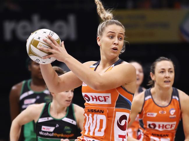 Jamie-Lee Price of the Giants looks for a pass during the Super Netball Major Semi Final match between Giants Netball and the West Coast Fever at QuayCentre in Sydney, Saturday, August 11, 2018. (AAP Image/Brendon Thorne) NO ARCHIVING, EDITORIAL USE ONLY