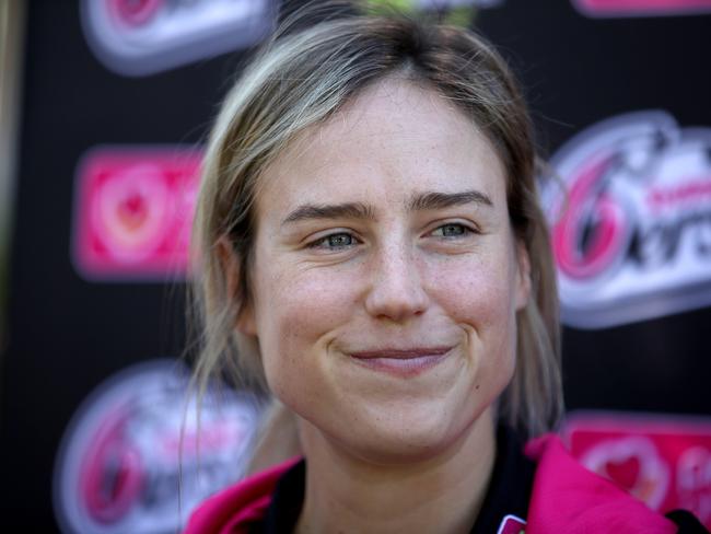 Ellyse Perry has signed on with the Sydney Sixers for two more years.