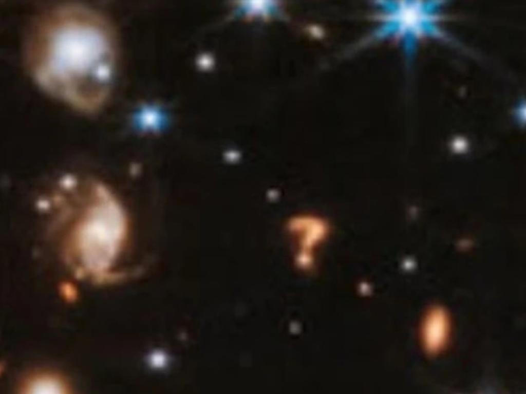 In the background of the James Webb telescope image, a question mark-shaped object surprised researchers. Picture: ESA