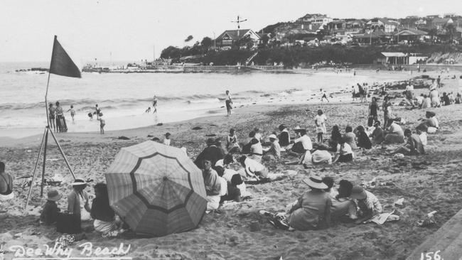 The enclosure at Dee Why comprised a net running from two piles about 220m apart on the beach to a buoy anchored in the water