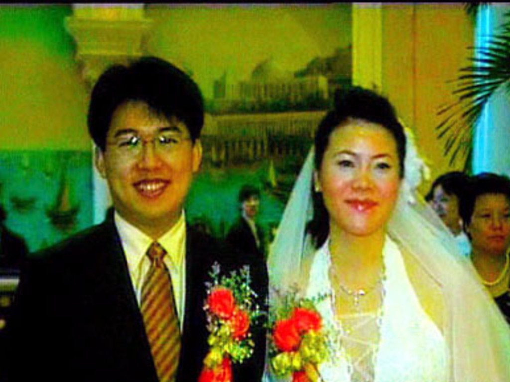 Yang Huiyan (R), the richest person on the Chinese mainland, and her husband pose for a photo during their wedding ceremony.