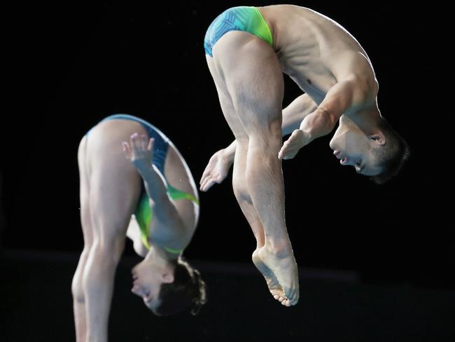 SMETHWICK, ENGLAND - AUGUST 08: Maddison Keeney and Shixin Li of Team Australia compete in the Mixed Synchronised 3m Springboard Final on day eleven of the Birmingham 2022 Commonwealth Games at Sandwell Aquatics Centre on August 08, 2022 on the Smethwick, England. (Photo by Al Bello/Getty Images)