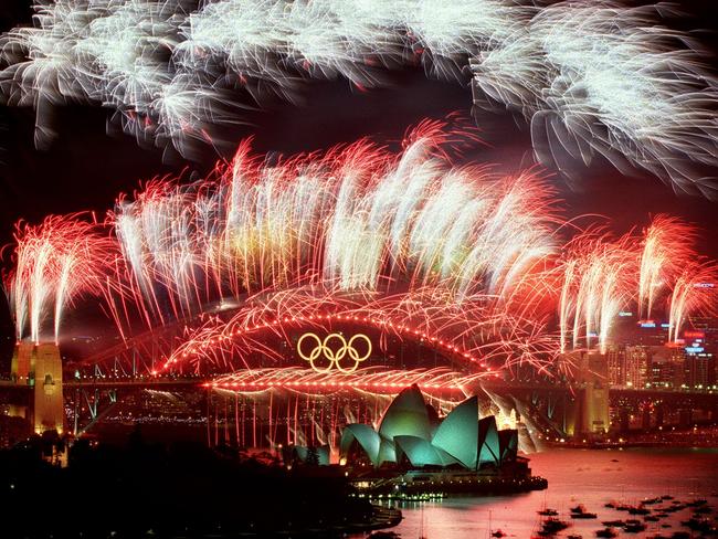 Fireworks extravaganza on Sydney Harbour Bridge during Sydney 2000 Olympic Games closing ceremony in Sydney, 01/10/2000.