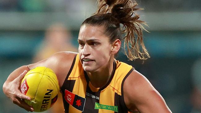 GEELONG, AUSTRALIA - SEPTEMBER 26: Eliza West of the Hawks breaks the tackle of Rebecca Webster of the Cats during the round five AFLW match between Geelong Cats and Hawthorn Hawks at GMHBA Stadium, on September 26, 2024, in Geelong, Australia. (Photo by Kelly Defina/Getty Images)