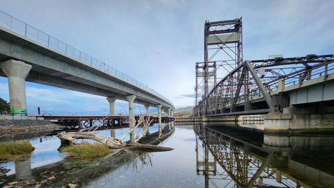 The old and new Bridgewater Bridge. Picture: Peta-Vanessa Calvert. Your Focus on Tasmania **ONE TIME USE ONLY**