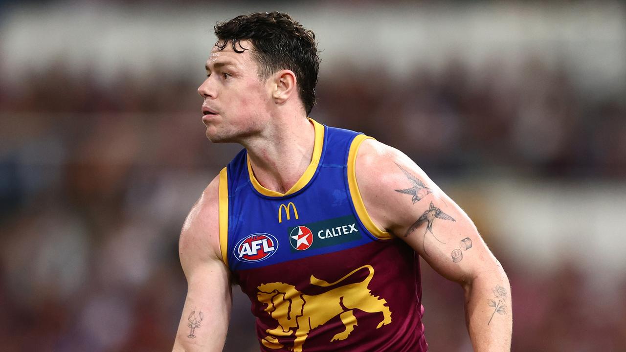 BRISBANE, AUSTRALIA - SEPTEMBER 07: Lachie Neale of the Lions handballs during the AFL First Elimination Final match between Brisbane Lions and Carlton Blues at The Gabba, on September 07, 2024, in Brisbane, Australia. (Photo by Chris Hyde/Getty Images)