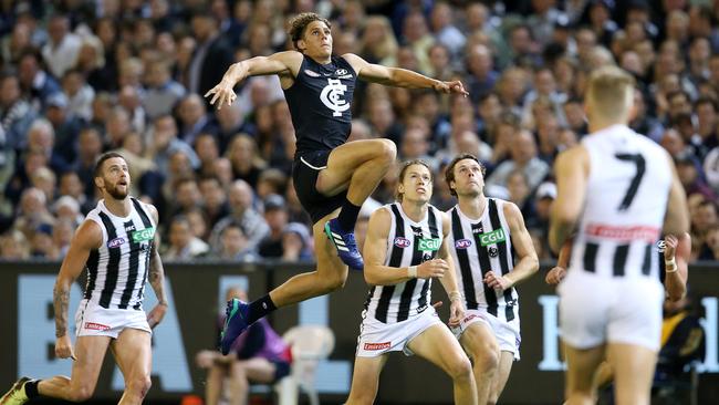 Charlie Curnow flies high. Picture: Michael Klein