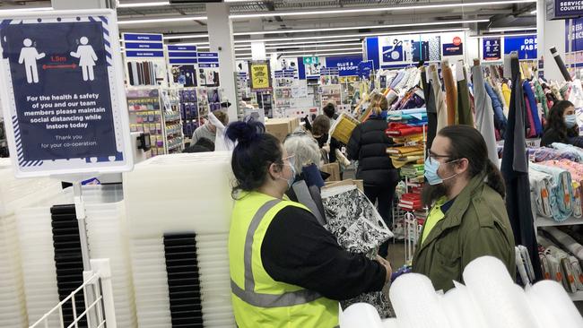 Queues form at Spotlight in South Melbourne before masks become mandatory