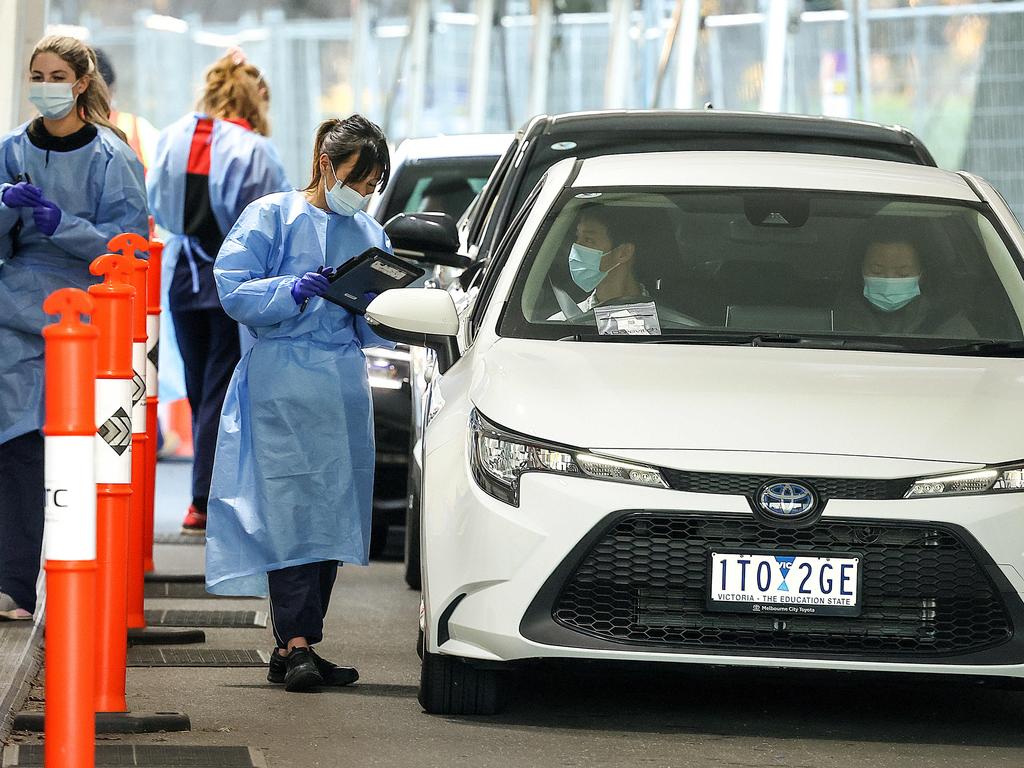 Cars line up at a Covid-19 testing site in Albert Park. Picture: Ian Currie / NCA NewsWire