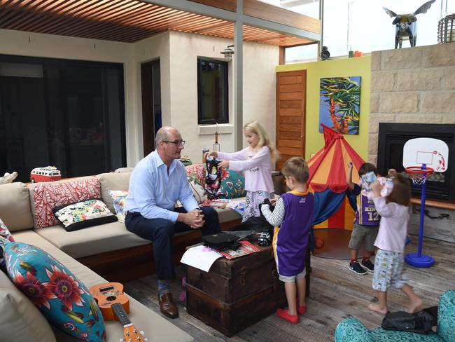 Kochie surprises his grandkids with Christmas presents at his home.