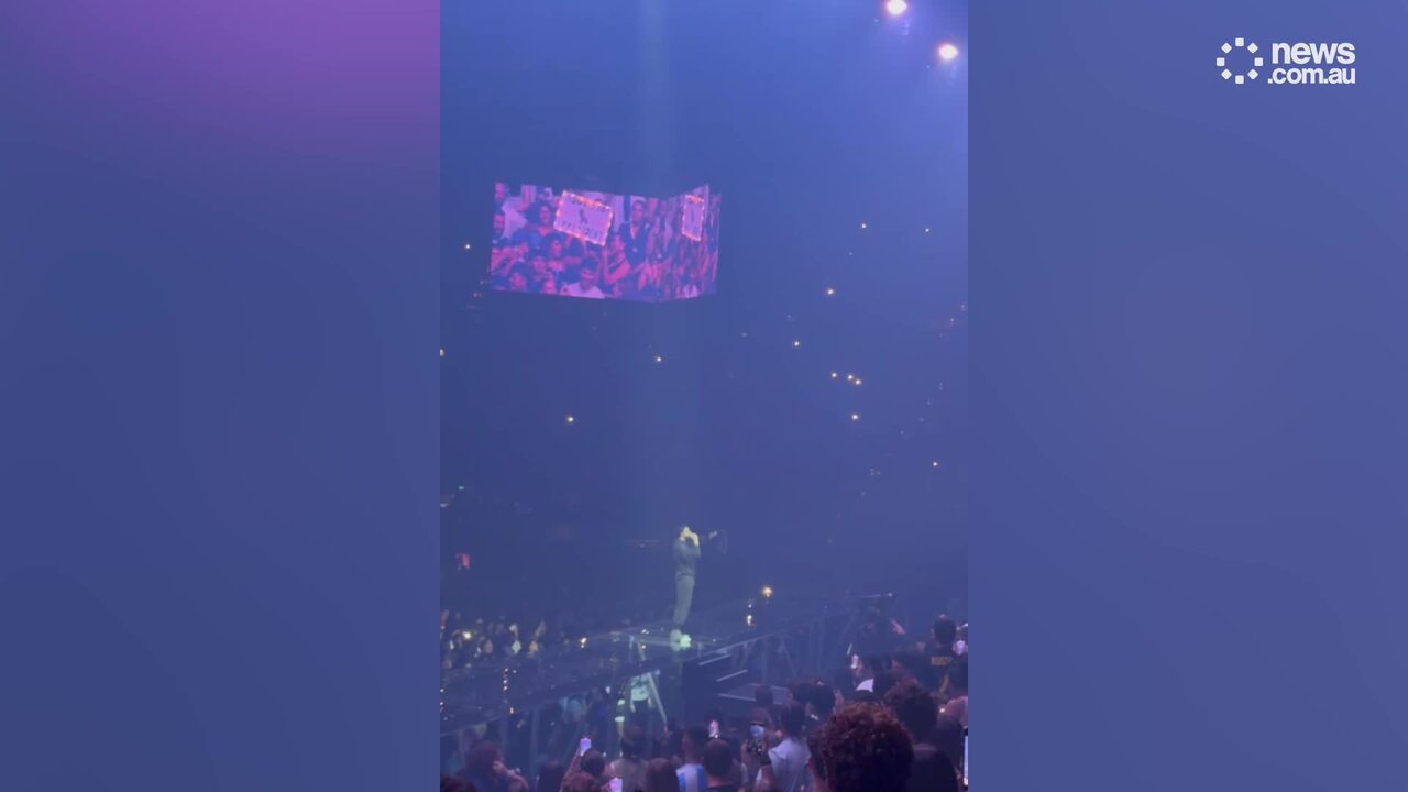 Drake stuns fans by handing out $45,000 at Melbourne concert