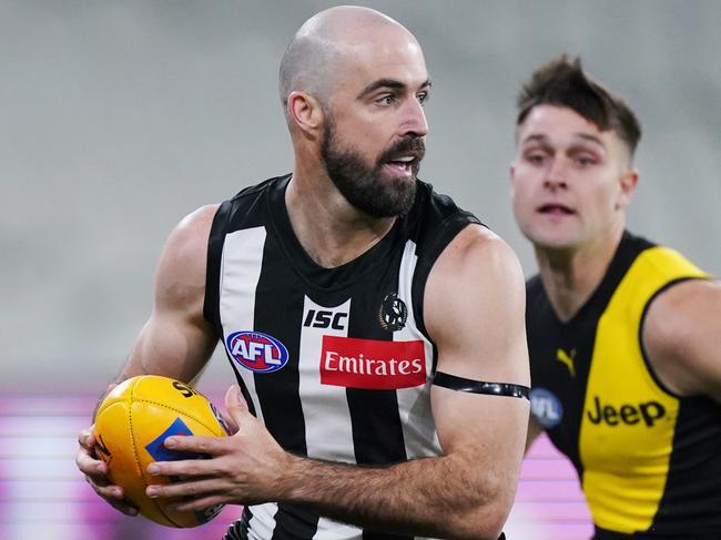 Steele Sidebottom of the Magpies runs with the ball during the Round 2 AFL Match between the Collingwood Magpies and Richmond Tigers at the Melbourne Cricket Ground in Melbourne, Thursday, June 11, 2020. (AAP Image/Michael Dodge) NO ARCHIVING, EDITORIAL USE ONLY