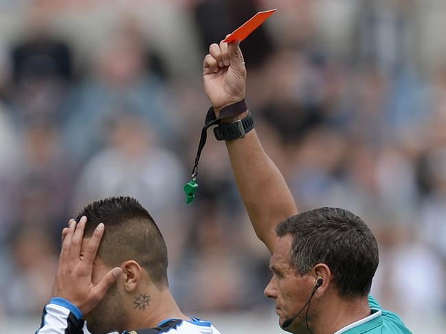 Newcastle United's Serbian striker Aleksandar Mitrovic (L) receives a red card by referee Andre Marriner during the English Premier League football match between Newcastle United and Arsenal at St James' Park in Newcastle-upon-Tyne, north east England, on August 29, 2015. AFP PHOTO / OLI SCARFF RESTRICTED TO EDITORIAL USE. No use with unauthorized audio, video, data, fixture lists, club/league logos or 'live' services. Online in-match use limited to 75 images, no video emulation. No use in betting, games or single club/league/player publications.