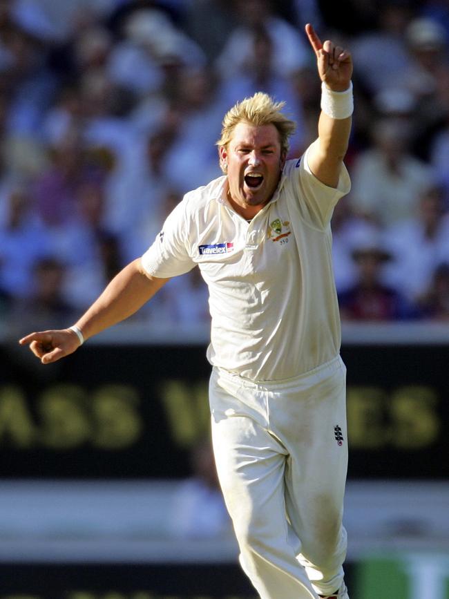 Australia's Shane Warne celebrates the wicket of England's Andrew Strauss. Ashes Test match in London, 08 September 2005.