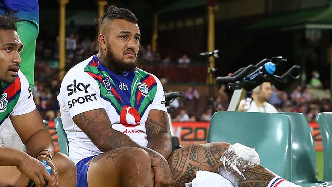 SYDNEY, AUSTRALIA - APRIL 04: Addin Fonua-Blake of the Warriors sits on the bench after leaving the filed injured during the round four NRL match between the Sydney Roosters and the New Zealand Warriors at Sydney Cricket Ground, on April 04, 2021, in Sydney, Australia. (Photo by Jason McCawley/Getty Images)