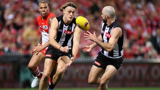 Darcy Moore runs off Lance Franklin to offload to Steele Sidebottom. Picture: Cameron Spencer/Getty Images